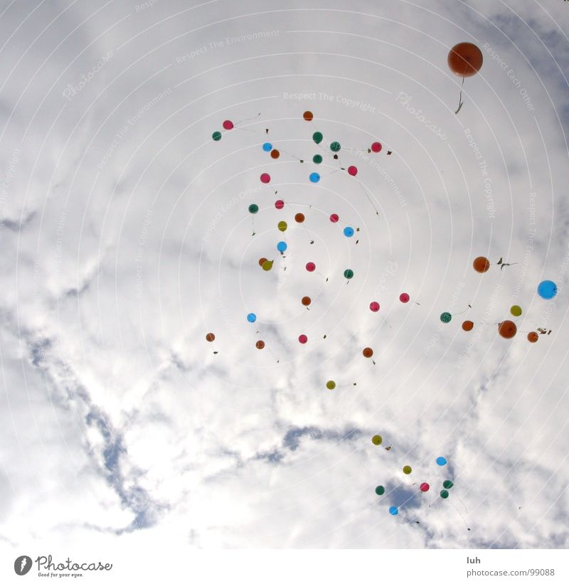 Träume, Wünsche, Ziele Luftballon Schweben schön steigen aufsteigen Wunsch mehrfarbig Wolken mehrere Glückwünsche leicht Hoffnung Fröhlichkeit Freude hoch