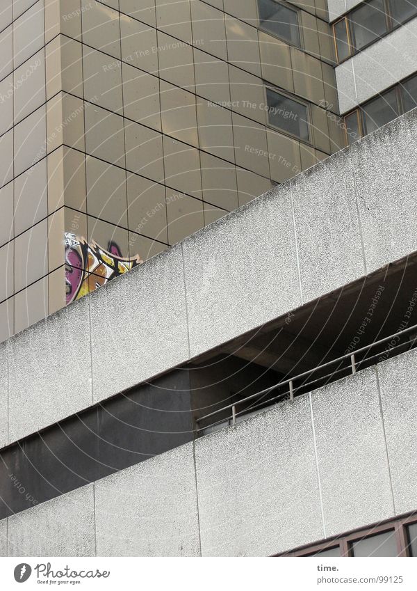 17 GG mehrfarbig Kunst Kultur Hochhaus Fassade Balkon Fenster Kommunizieren streichen grau Farbe Kreativität widersetzen Zierde sprühen Tagger Empore Plattenbau
