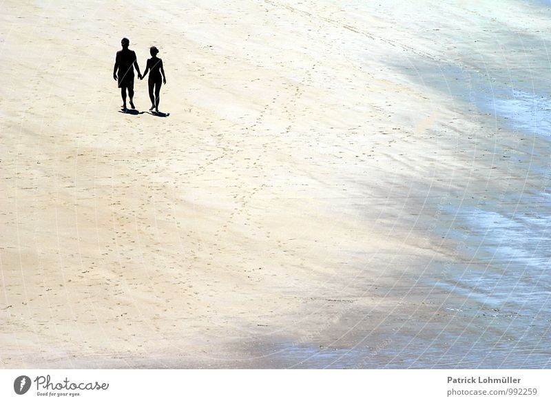 Zweisamkeit Mensch Paar Körper 2 30-45 Jahre Erwachsene Natur Sand Sommer Schönes Wetter Strand Saint-Malo Frankreich Europa Kleinstadt Wasser berühren Bewegung