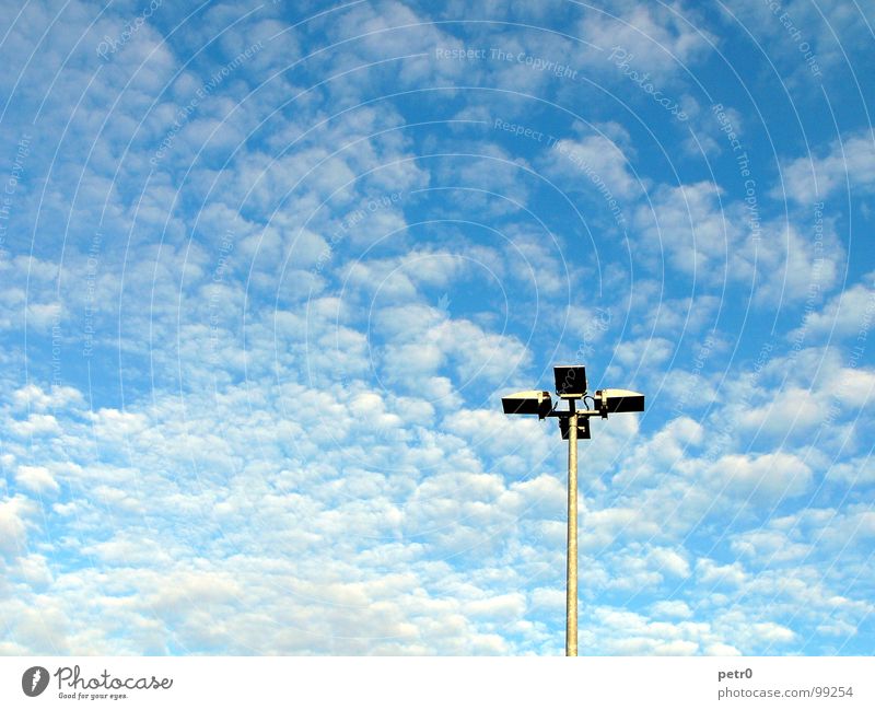 Blue sky mining Parkplatz Licht Himmel Wolken Altokumulus floccus weiß Lampe Laterne Platz Strommast Sky blau Sonne Schönes Wetter Beleuchtung frei Freiheit