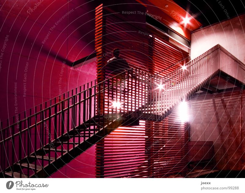 Transparenter Aufstieg aufsteigen dunkel geisterhaft grün Karriere Langzeitbelichtung Licht Mann Mauer Nacht Nachtaufnahme Oberkörper rot Spitzel Wand modern