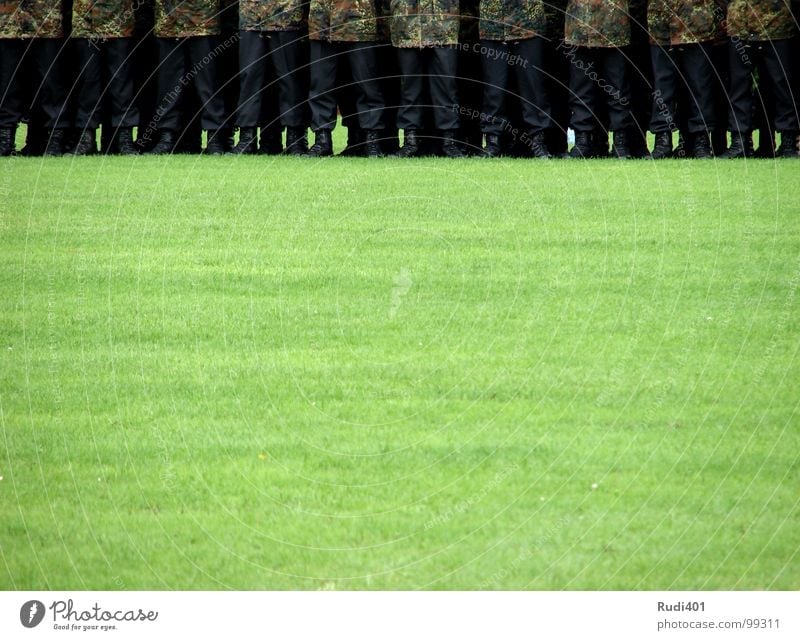 achtung Soldat Wiese grün Stiefel Uniform Tarnung schwarz fest Armee Pflicht Konzentration Macht Mann eineidigung Reihe Teile u. Stücke Bündel Bundeswehr