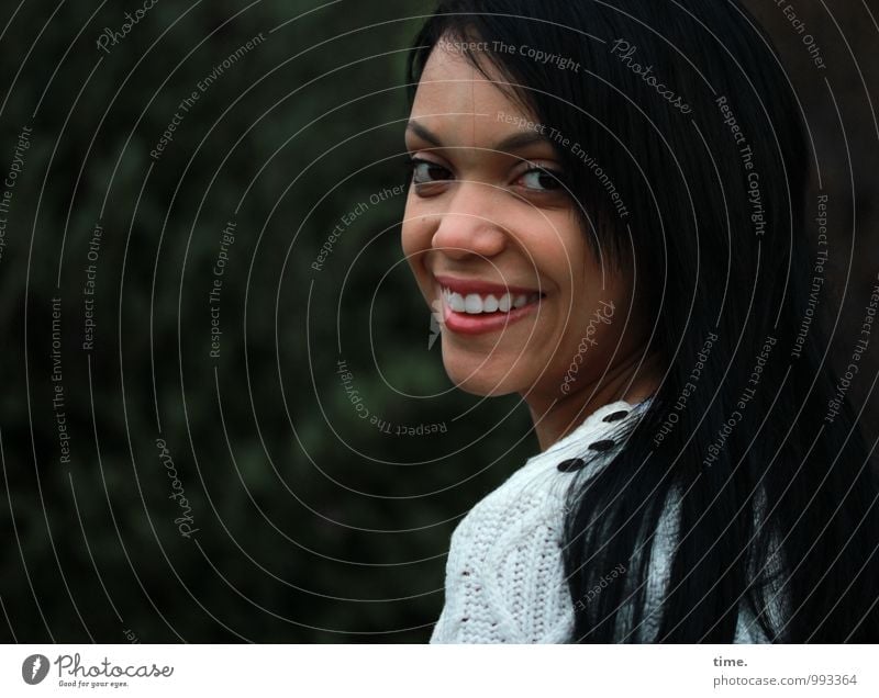 . feminin Junge Frau Jugendliche 1 Mensch Sträucher Park Pullover schwarzhaarig langhaarig beobachten Lächeln lachen Blick warten schön Freude Glück