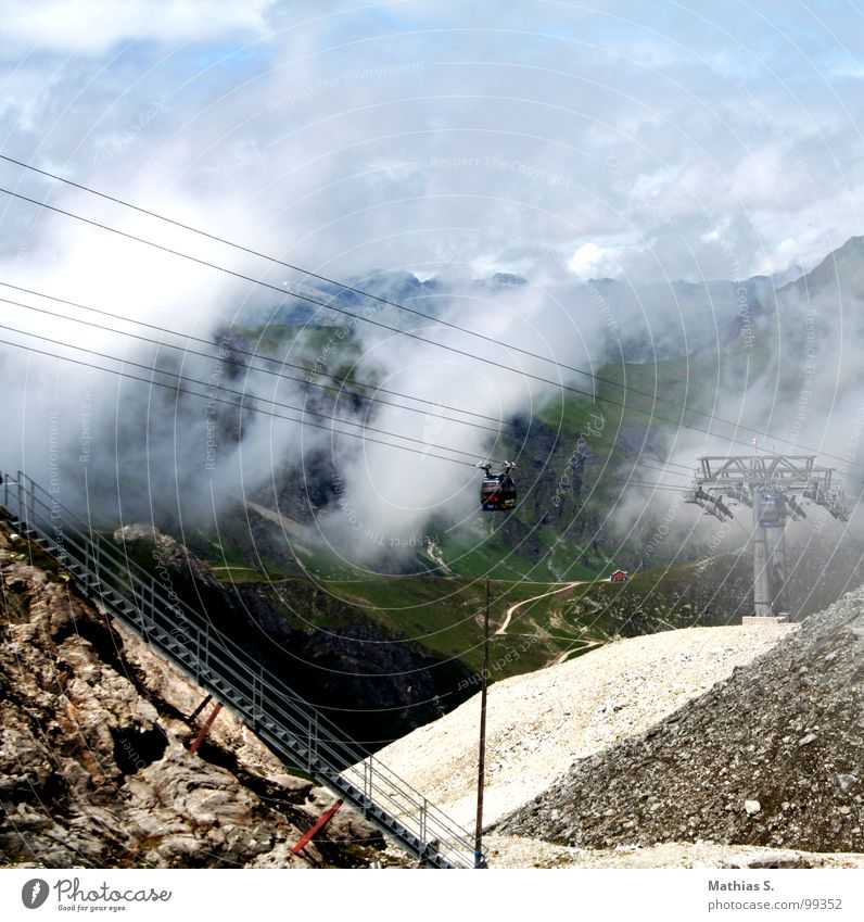 Hintertuxer Gletscher Seilbahn Nebel Wolken Sommer Bundesland Tirol Tux Drahtseil Berge u. Gebirge Himmel Gletscherschmelze Treppe doppelmayr blau Gondellift
