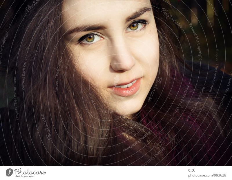 Sylvia IV Junge Frau Jugendliche Kopf Haare & Frisuren Gesicht 18-30 Jahre Erwachsene brünett langhaarig Lächeln Wärme braun violett Vertrauen Warmherzigkeit