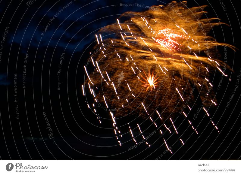 Party am Himmel Feuerwerk Krach Explosion Sternschnuppe Wasserfall Licht faszinierend Show prächtig verschwenden Gefühle Gänsehaut glänzend explodieren