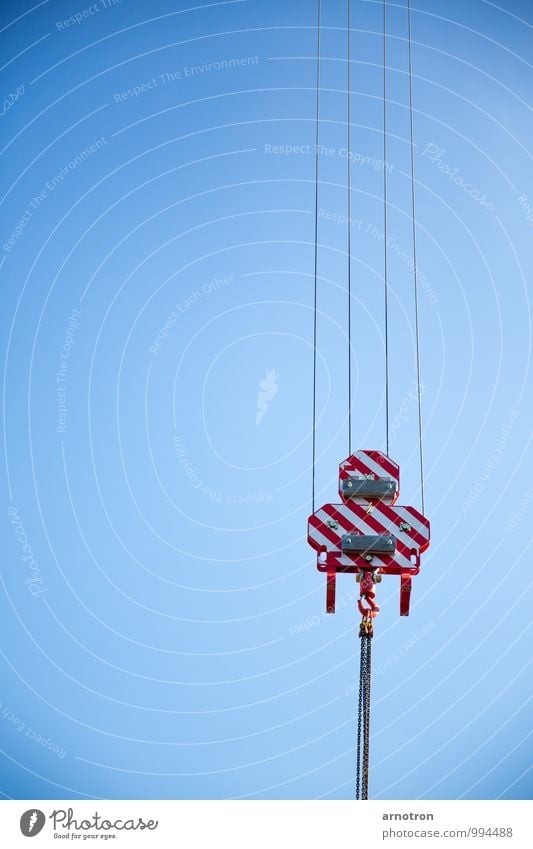 Am Haken Werkzeug Maschine Technik & Technologie Luft Wolkenloser Himmel Schönes Wetter Arbeit & Erwerbstätigkeit hängen tragen frei blau rot weiß Kraft Kran