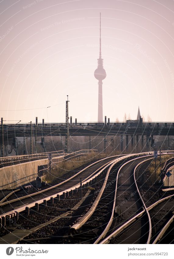 lautlos taktlos Himmel Prenzlauer Berg Brücke Wahrzeichen Berliner Fernsehturm S-Bahn Schienennetz frei glänzend Inspiration Netzwerk Infrastruktur