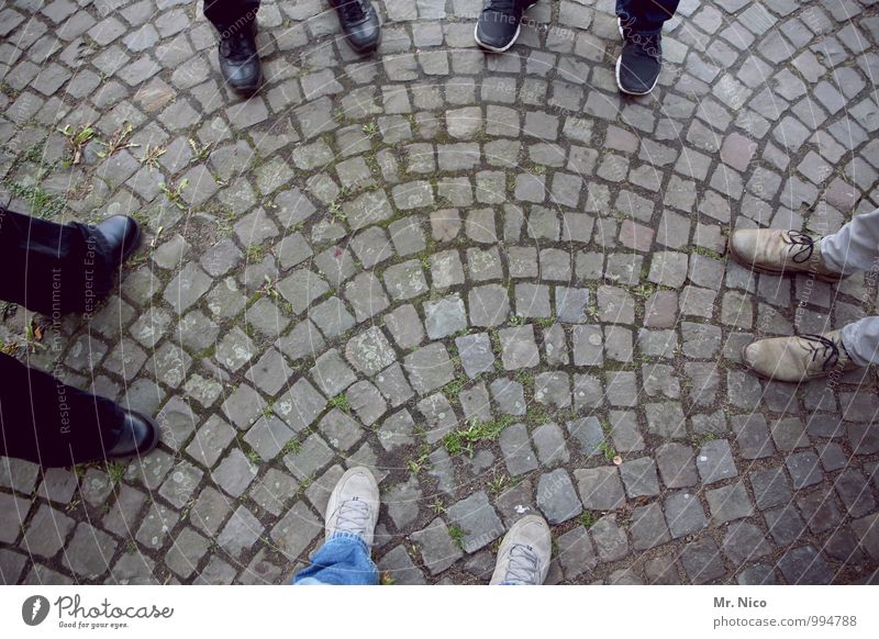 UT Köln | fünf ist einer zuwenig Lifestyle maskulin Fuß 5 Mensch Wege & Pfade Schuhe stehen Kopfsteinpflaster Steinboden Mode schwarz grau Zusammenhalt