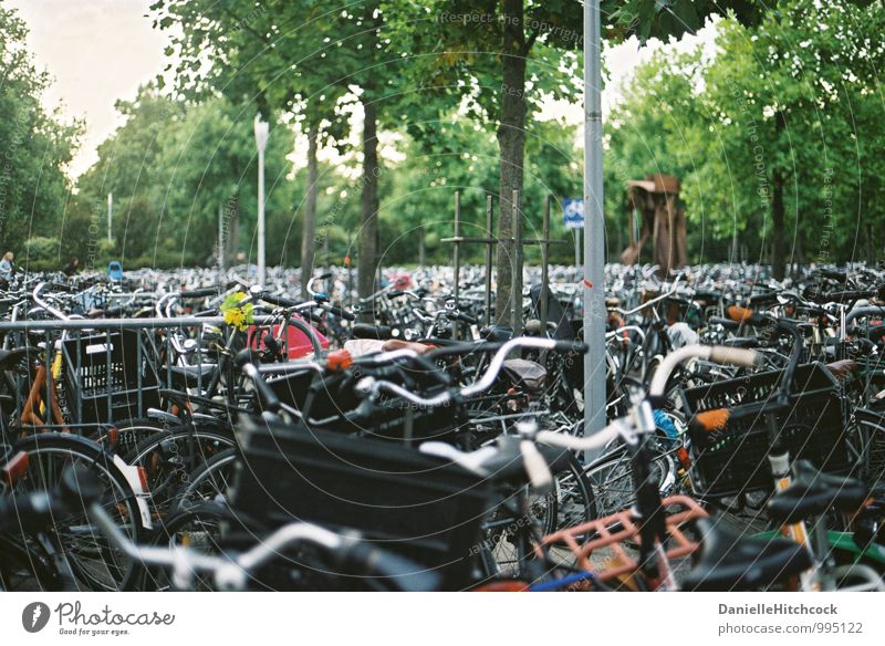 Zyklus Lifestyle Freizeit & Hobby Fahrradfahren gehen Amsterdam viele überfüllt Abstellplatz 35 Millimeter Film Farbfoto Außenaufnahme Abend