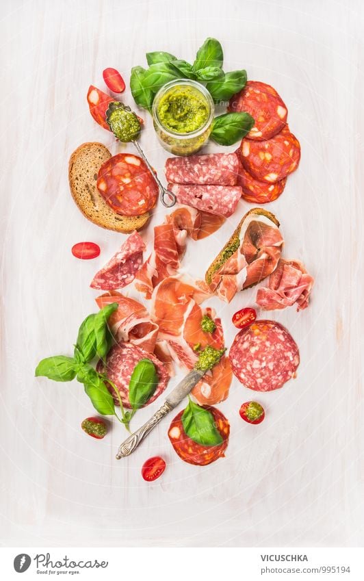 Kalte italienische Fleisch Platte Lebensmittel Wurstwaren Kräuter & Gewürze Ernährung Mittagessen Festessen Bioprodukte Diät Messer Löffel Stil Design Pesto