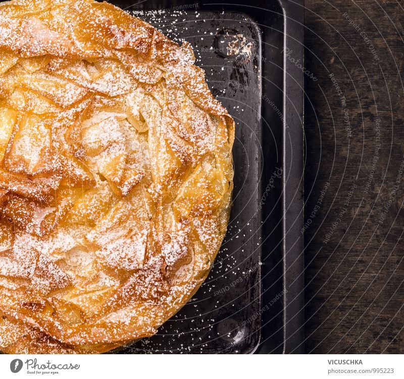 Kuchen mit Filoteig auf altem Backblech Lebensmittel Dessert Ernährung Mittagessen Bioprodukte Vegetarische Ernährung Diät Geschirr Stil Design Blatt filo