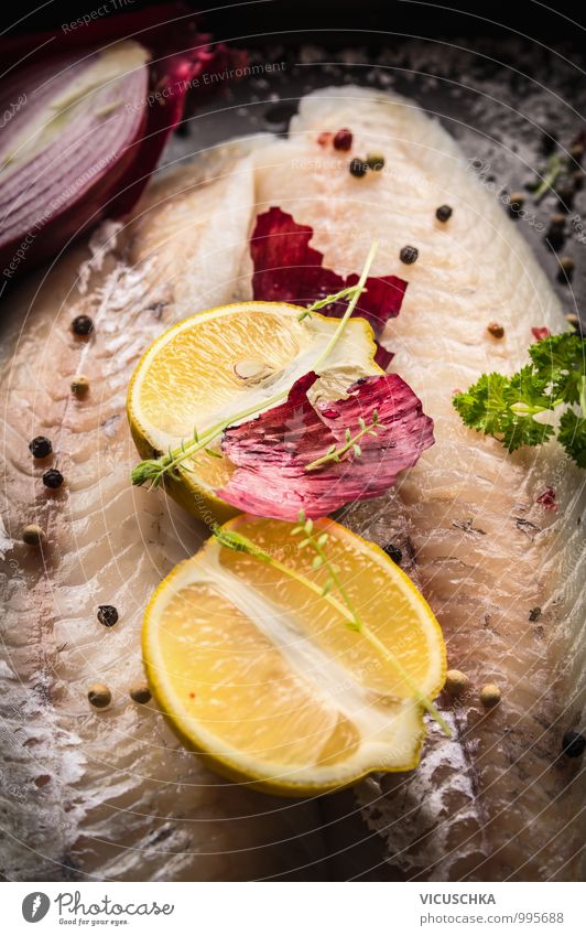 Zitronen Hälfte auf rohem Zander Fischfilet Lebensmittel Frucht Kräuter & Gewürze Öl Ernährung Mittagessen Abendessen Bioprodukte Vegetarische Ernährung Diät
