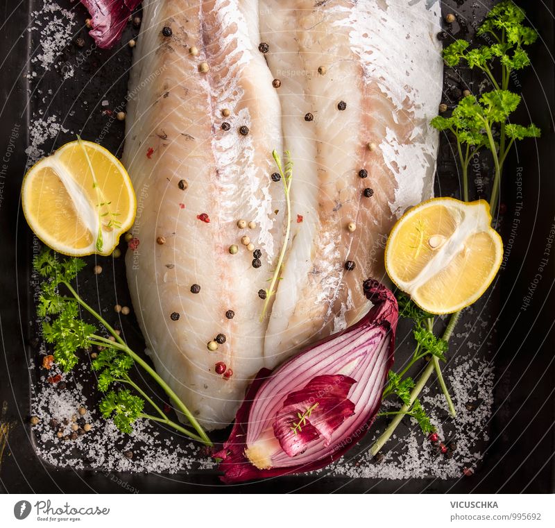 Fischfilet Zubereitung auf dem Backblech Lebensmittel Kräuter & Gewürze Ernährung Mittagessen Festessen Bioprodukte Diät Stil Design Gesunde Ernährung gelb grün
