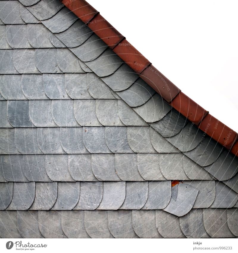 aus der Reihe tanzen Menschenleer Haus Gebäude Fassade Dach Dachfirst Linie Plattenbau Silikat-Mineral einzigartig braun grau einzeln rutschen Neigung