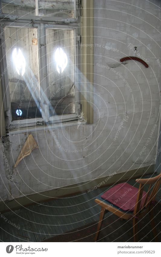 haus der oma 06 Unbewohnt Raum Siebziger Jahre veraltet Haus Licht old-school Fensterladen retro Staub Lichteinfall Kleiderbügel Spinnennetz verfallen