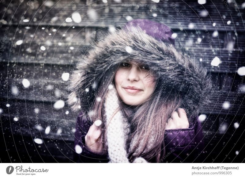 Let it Snow... Mensch feminin Kind Mädchen Junge Frau Jugendliche Schwester 1 13-18 Jahre Wind Sturm Schnee Schneefall Jacke Pelzmantel Fell Schal brünett