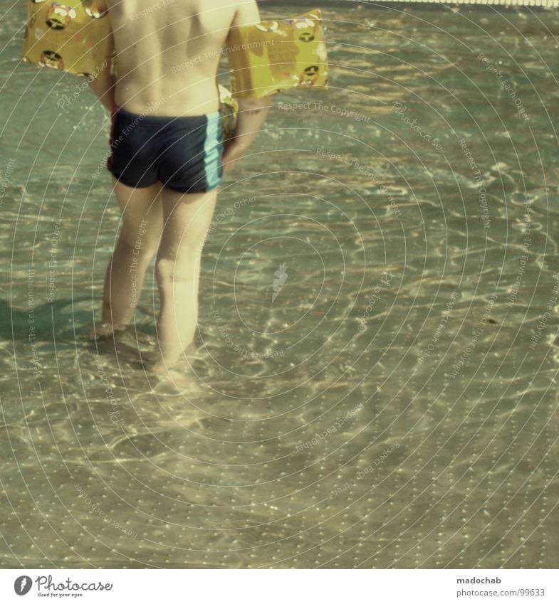 DAMALS Kind Badehose dünn Sommer Schwimmbad nass Wellen Physik retro Ferien & Urlaub & Reisen Freizeit & Hobby Wasser Mensch Junge boy schwimmflügl Rücken naked