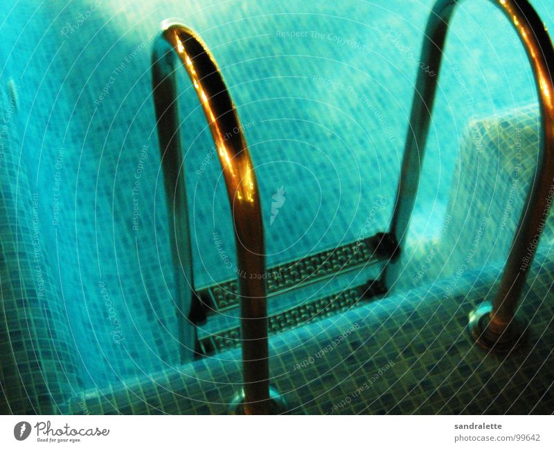 einladend? Schwimmbad Ferien & Urlaub & Reisen kalt nass Sommer Nacht dunkel Wasser blau bäulich hell Abend Leiter Treppe
