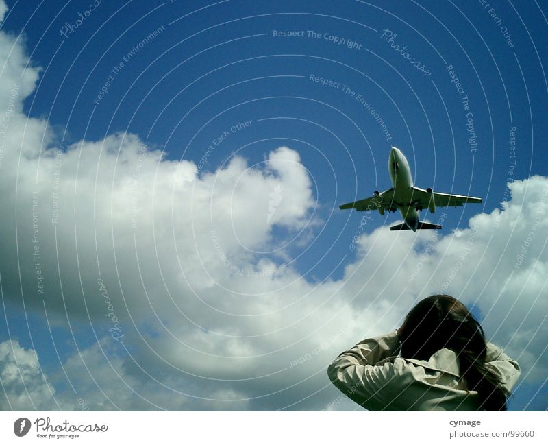 Wow Flugzeug Ferien & Urlaub & Reisen Luft Wolken Frau Mädchen Sommer Flughafen Himmel blau Beginn Flugzeuglandung staunen Blick