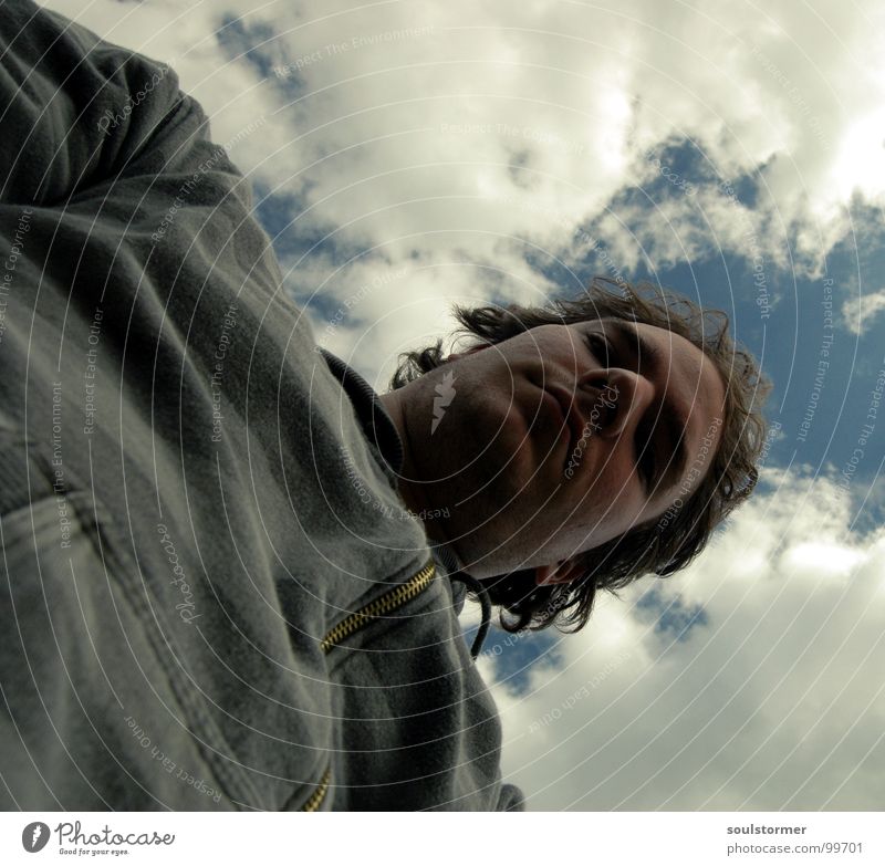 von unten Selbstportrait Mann unrasiert Streifen Jacke Oberkörper Wolken grün weiß dunkel Froschperspektive Langeweile Porträt außergewöhnlich