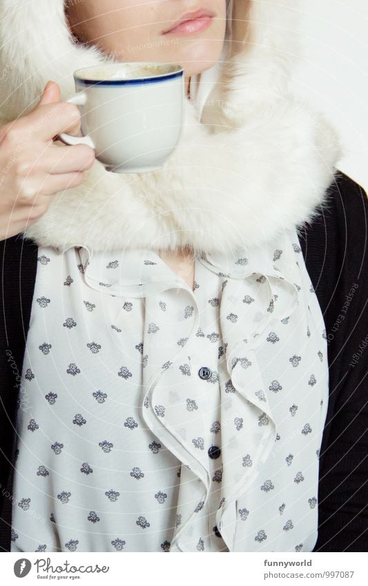 Kaffee mit Pelz Mensch feminin Junge Frau Jugendliche Erwachsene Mund 1 18-30 Jahre trinken Tee verrückt lustig Fell Mütze Bekleidung festhalten Bluse elegant