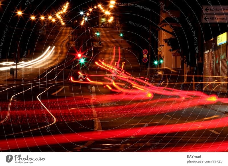 Tempo der Nacht Licht Leuchtspur Langzeitbelichtung Eile Strase Geschwindigkeit PKW