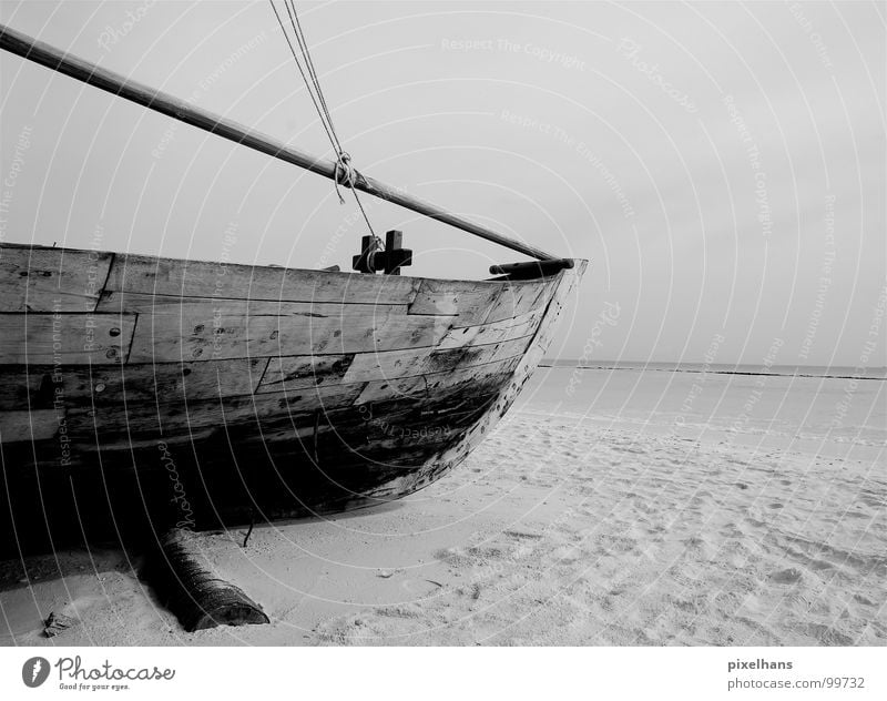 Wann kommt die Flut? Sommer Strand Meer Seil Sand Wasser Himmel Wetter Regen Küste Wasserfahrzeug Holz dunkel grau schwarz weiß Schiffsplanken banal