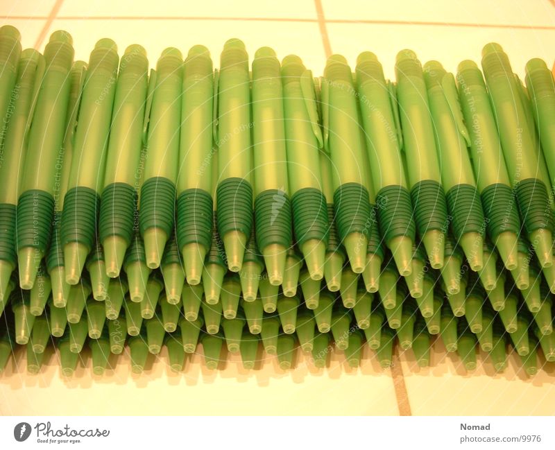 100 grüne Kullis.. Kugelschreiber weiß fließen Bad
