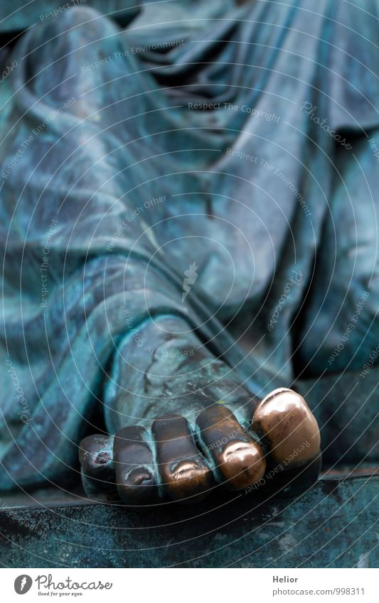 Bronze Zehen Fuß Kunstwerk Skulptur Kultur Statue Denkmal Metall sitzen historisch nackt blau gold grau grün ruhig Weisheit ästhetisch Wissen Bronzeskulptur