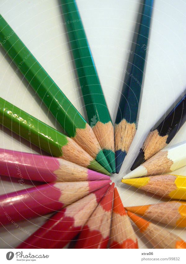 unterbrochener farbkreis Schreibstift Farbstift mehrfarbig Haufen mehrere Zusammensein gespitzt Holz Regenbogen Farbkreis Dinge ausmalen viele zeichnen