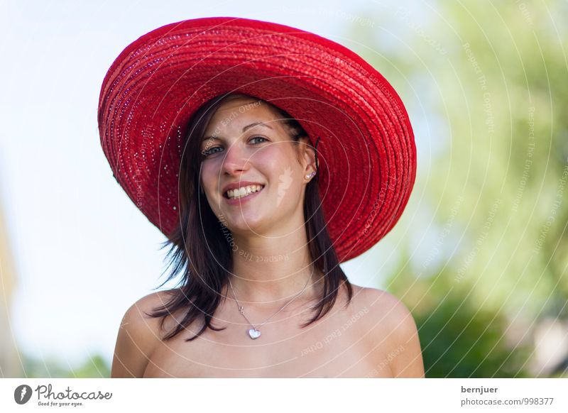 Sombrero Mensch feminin Junge Frau Jugendliche 1 18-30 Jahre Erwachsene Natur Himmel Schönes Wetter Lächeln groß rot Fröhlichkeit Hut brünett Außenaufnahme