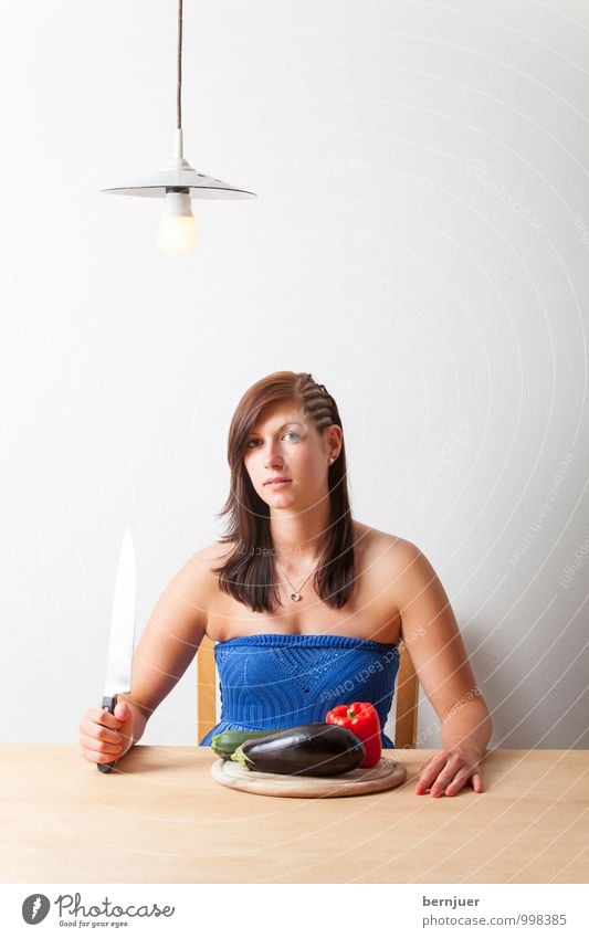 Gemüsetag Lebensmittel Bioprodukte Vegetarische Ernährung Messer Mensch feminin Junge Frau Jugendliche 18-30 Jahre Erwachsene sitzen frisch Gesundheit dünn blau