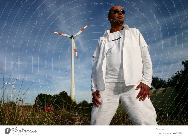 Der Doc Porträt weiß Diskjockey Mann Windkraftanlage Himmel Blauer Himmel Bunker Horstmar
