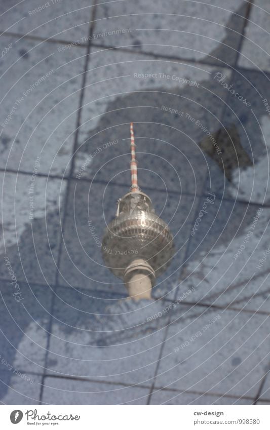 Spiegelung des Fernsehturms in einer Pfütze mehrfarbig Mitte Außenaufnahme Sommer Farbfoto Reiseziel Wolken Aussicht Panorama (Aussicht) Berlin Mitte hoch