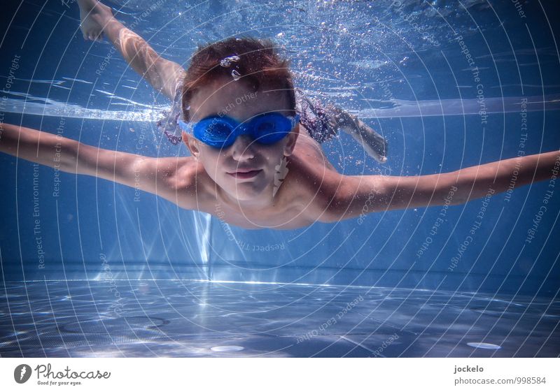 Unterwasserflug maskulin Kind 1 Mensch 3-8 Jahre Kindheit Wasser Badehose brünett entdecken Erholung Lächeln Freundlichkeit blau Freizeit & Hobby Freude Leben