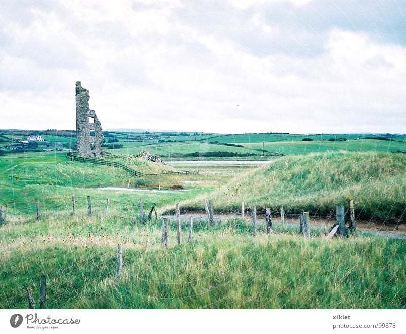 Halbhaus Haus grün Gras Sommer Farbe Landschaft Republik Irland Ferien & Urlaub & Reisen alt Zerstörung Burg oder Schloss Himmel weißer Himmel
