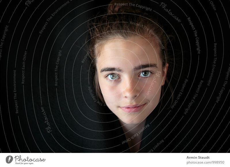 Schwarzer Vorhang - Porträt Lifestyle Design Gesicht Mensch feminin Junge Frau Jugendliche Auge 1 13-18 Jahre Kind brünett Stoff Lächeln Blick authentisch