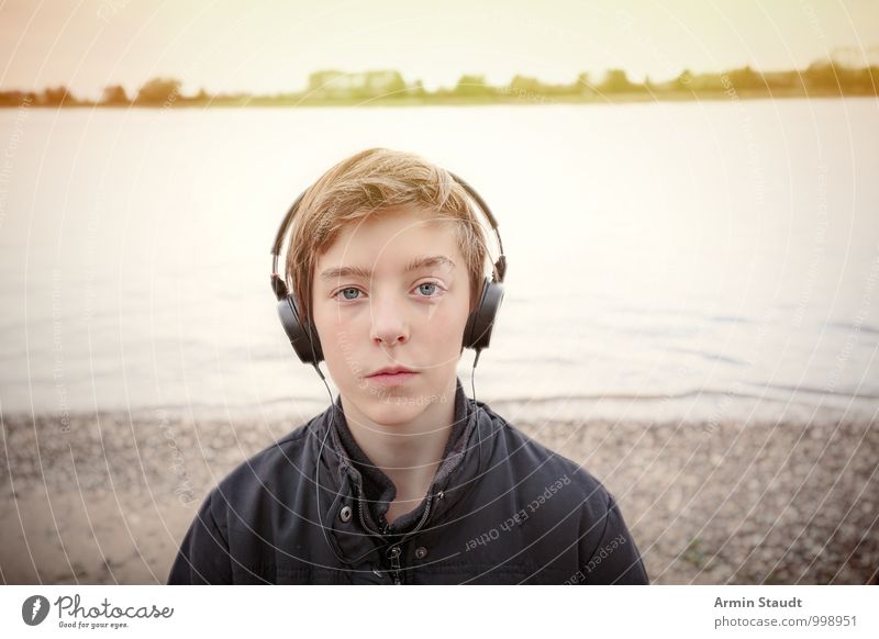 Mit Kopfhörern am Rhein Lifestyle Mensch maskulin Jugendliche 1 13-18 Jahre Kind Landschaft Sonnenaufgang Sonnenuntergang Sonnenlicht Herbst Schönes Wetter
