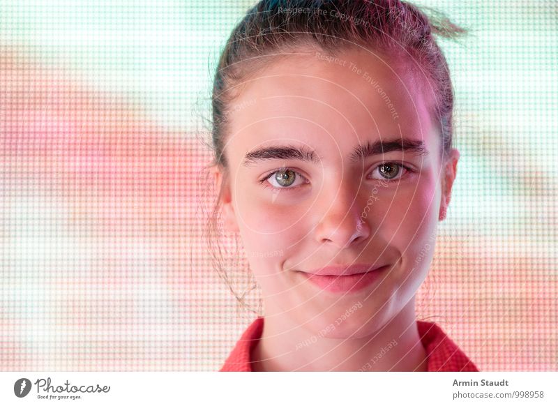 Porträt vor Bildschirm Lifestyle Design Glück schön Gesicht Leben Mensch feminin Jugendliche 13-18 Jahre Kind Lächeln authentisch Freundlichkeit Gesundheit