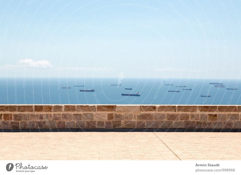 Mauer und Tanker Landschaft Wasser Himmel Sonnenlicht Sommer Schönes Wetter Meer Barcelona Hafenstadt Burg oder Schloss Wand Sehenswürdigkeit Schifffahrt