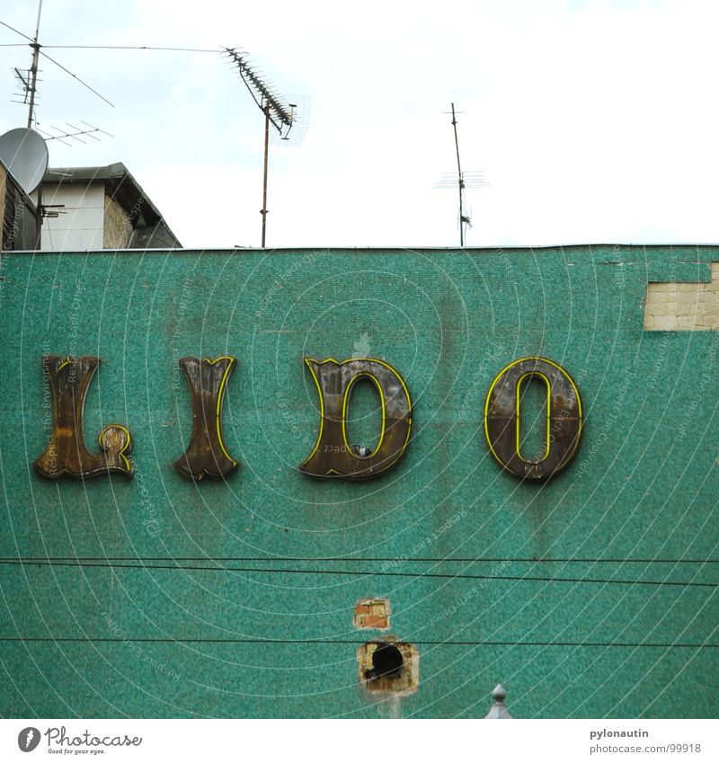 Lido türkis Leuchtreklame Haus Typographie Dach Antenne Wand verfallen Kabel Himmel