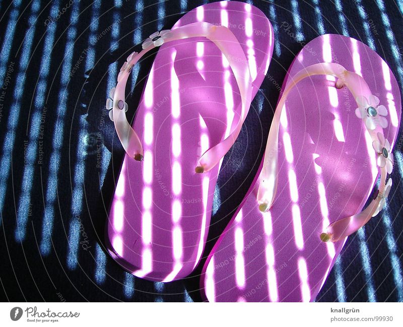 Summer Feeling rosa Badelatschen Flipflops Streifen Licht Ferien & Urlaub & Reisen Schuhe Sonnenaufgang Teppich Freizeit & Hobby Lichteinfall Freude Sommer