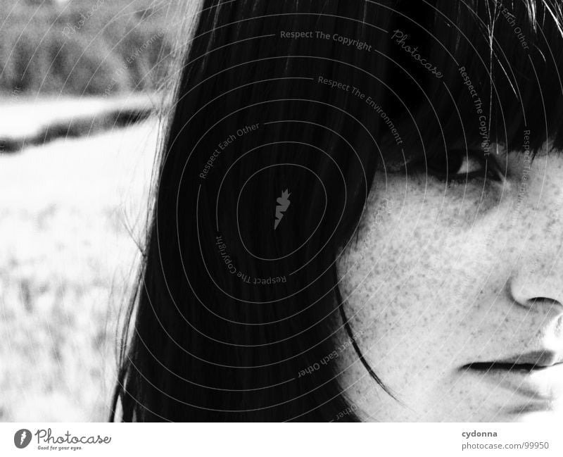 summer breeze Selbstportrait Frau Identität einzigartig Licht Denken dunkel Silhouette Sommersprossen Feld Schwarzweißfoto Mensch Gesicht face Blick Kontrast