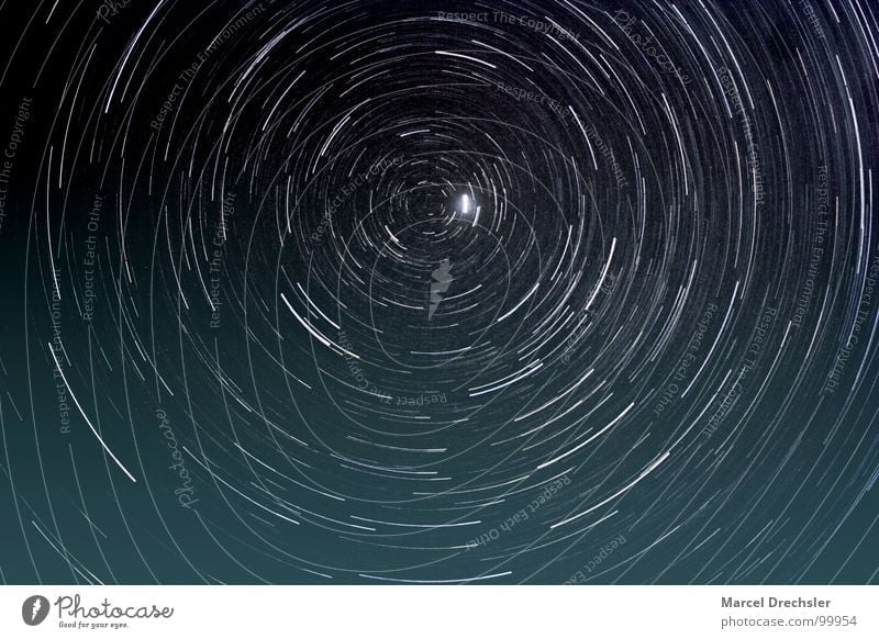 Polaris Polarstern Nacht schwarz weiß Langzeitbelichtung Mitte Himmelskörper & Weltall Sternkreise Kreis Himmelspol Nordpol Sternenhimmel
