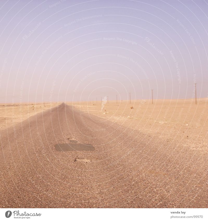 Highway To Hell Irak Krieg Einsamkeit leer Horizont Basra Asphalt Schlagloch Strommast geradeaus Fluchtpunkt Verkehrswege Wüste Langeweile nirgendwo Straße