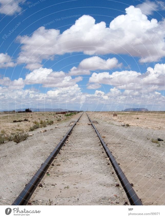 And You Will Know Us By The Rail Of Dead Gleise Eisenbahn Wolken Bolivien Ödland Einsamkeit Ausweg Neuanfang Beginn kommen Entwicklung Hoffnung Trauer verfallen